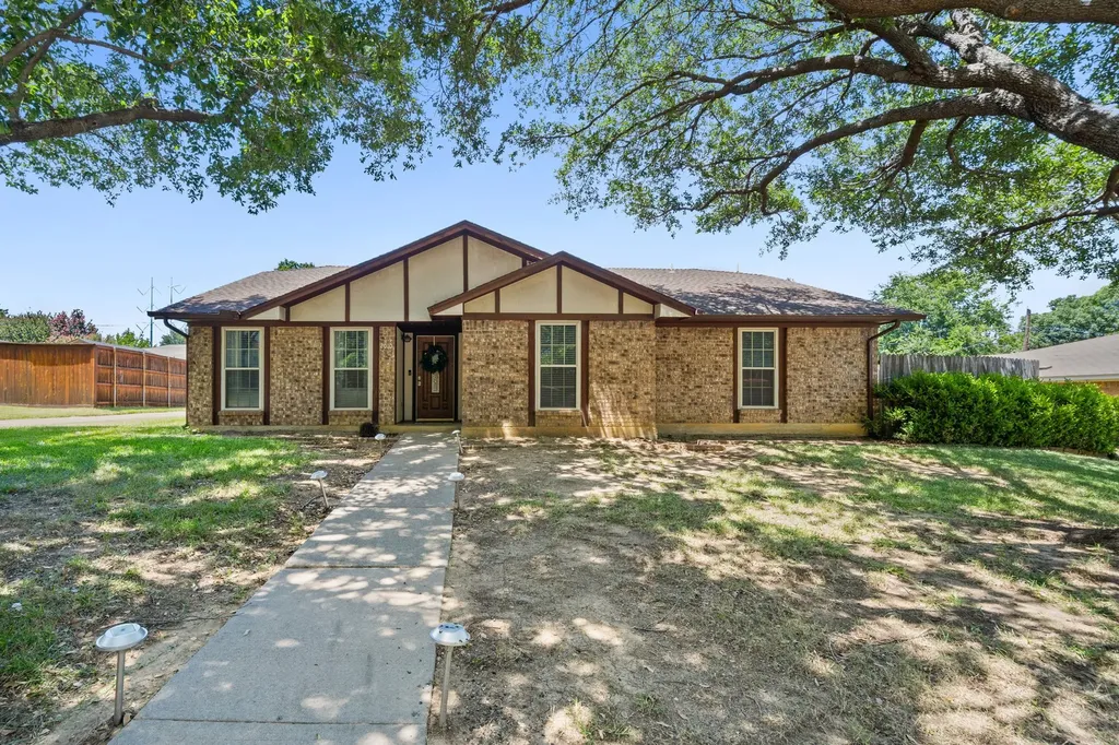 2010 S Arbor Rose Drive Grand Prairie TX 75050