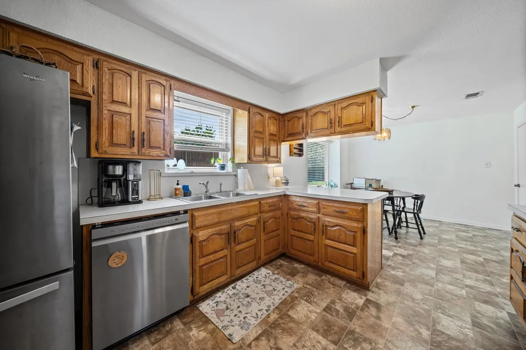 2010 S Arbor Rose Drive Grand Prairie TX 75050