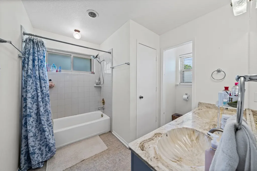 2010 S Arbor Rose Drive Grand Prairie TX 75050
