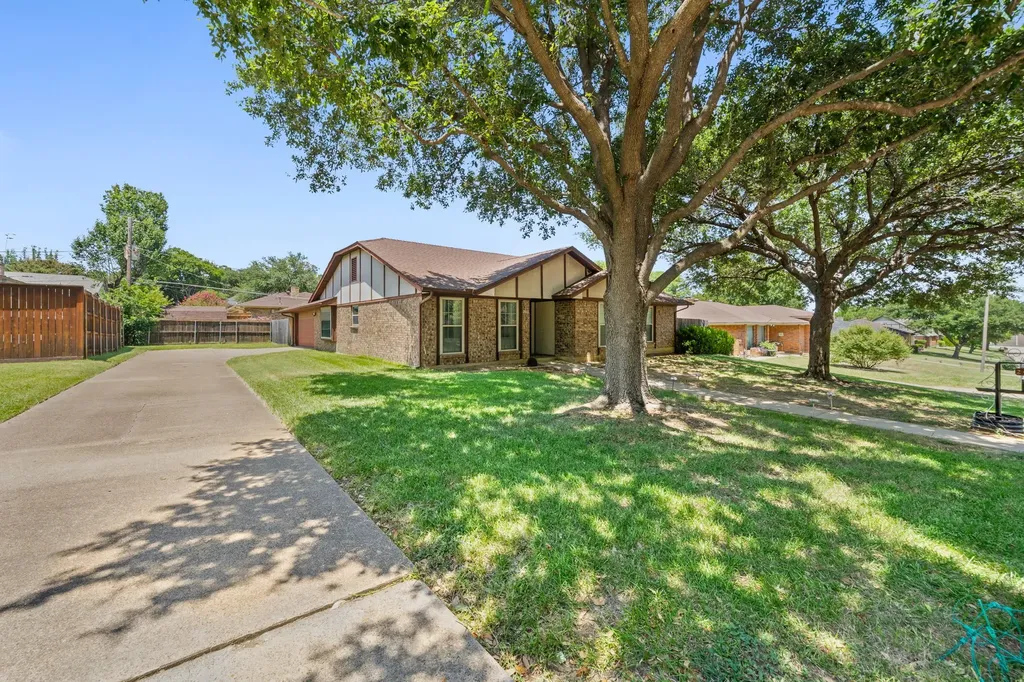 2010 S Arbor Rose Drive Grand Prairie TX 75050
