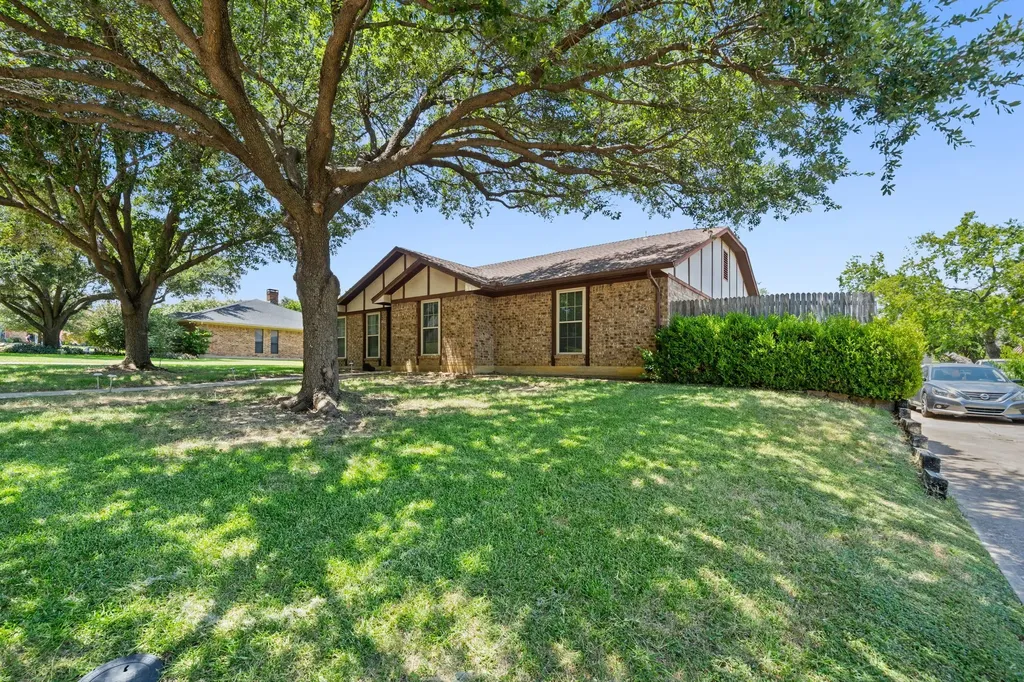 2010 S Arbor Rose Drive Grand Prairie TX 75050