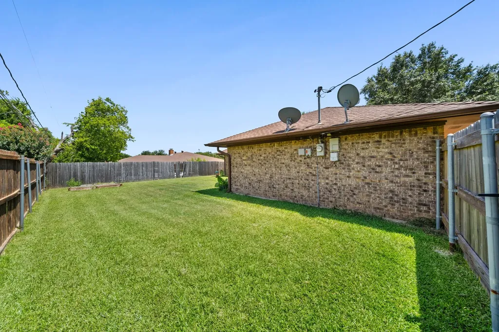 2010 S Arbor Rose Drive Grand Prairie TX 75050