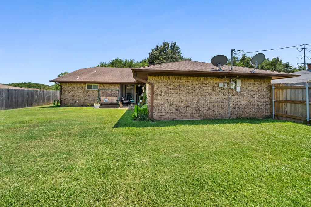 2010 S Arbor Rose Drive Grand Prairie TX 75050