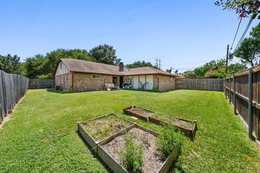 2010 S Arbor Rose Drive Grand Prairie TX 75050
