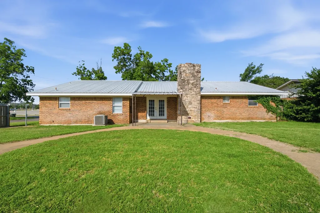 1109 N Lillian Street Stephenville TX 76401