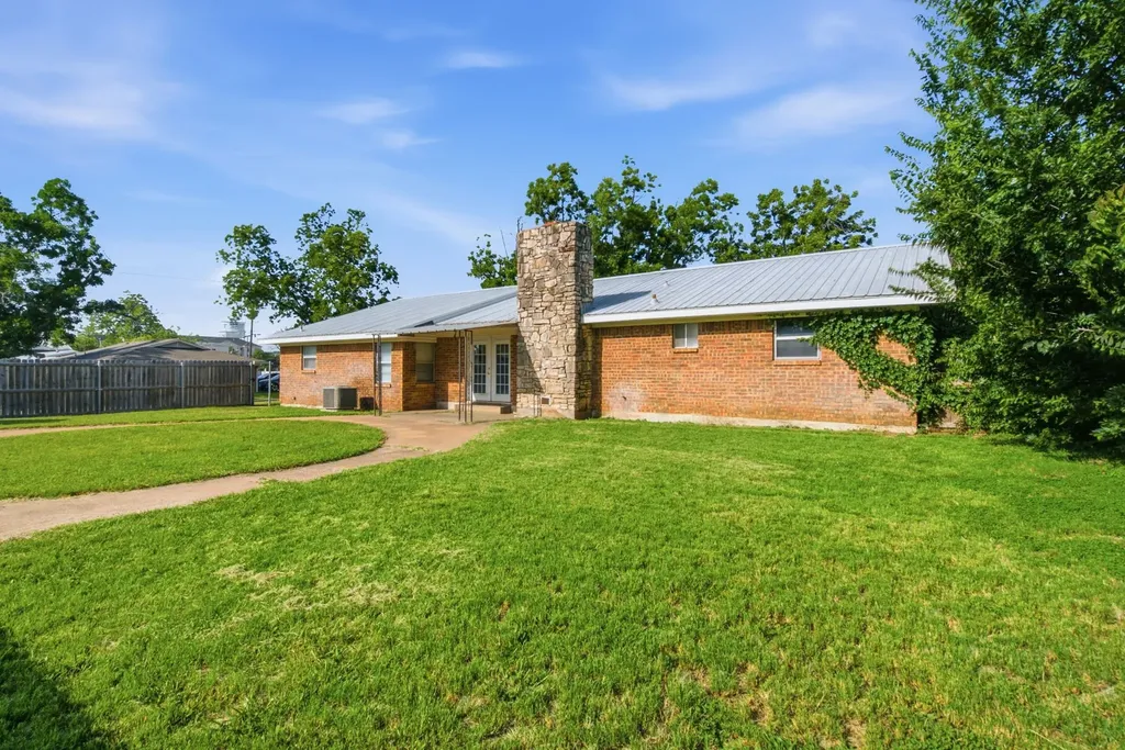 1109 N Lillian Street Stephenville TX 76401
