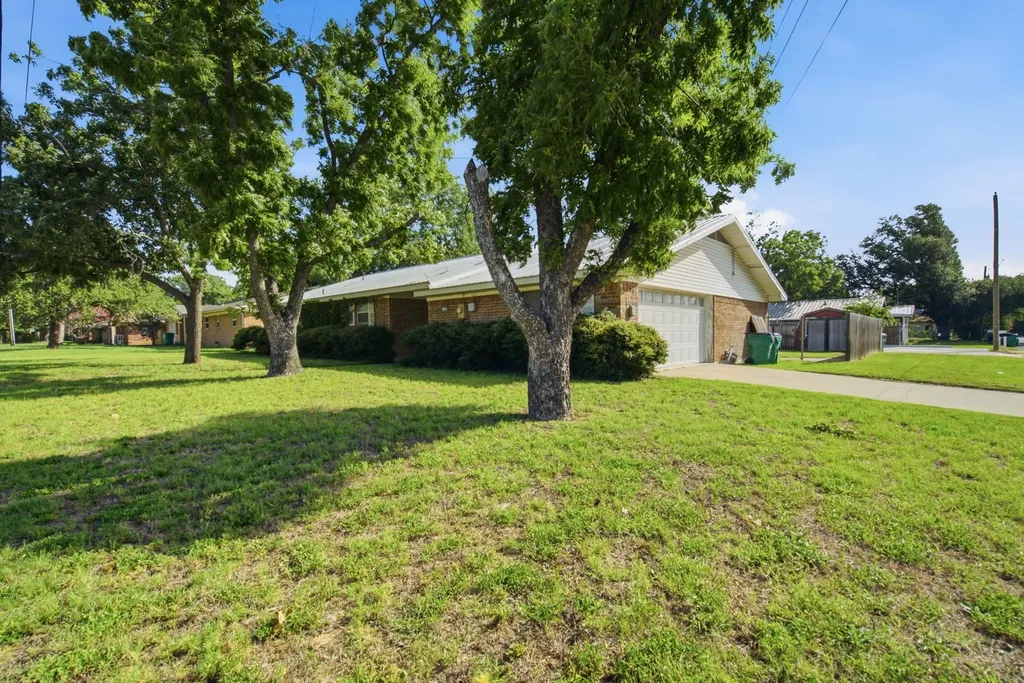 1109 N Lillian Street Stephenville TX 76401