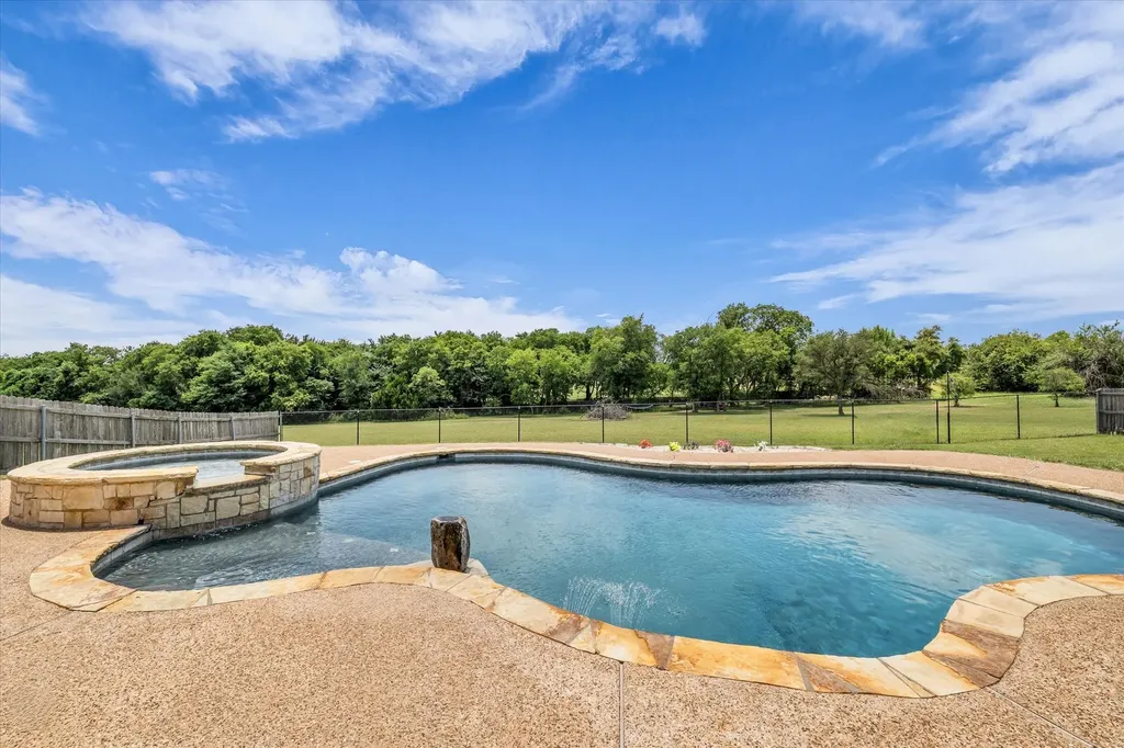 140 Vista Grande Loop Lorena TX 76655