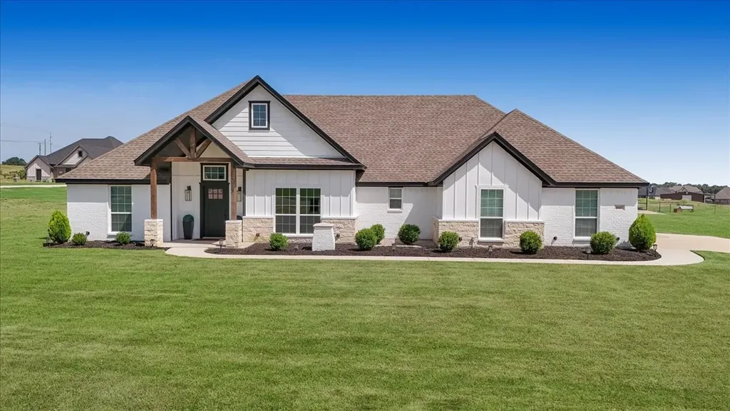 1005 Paradise Parkway Poolville TX 76487