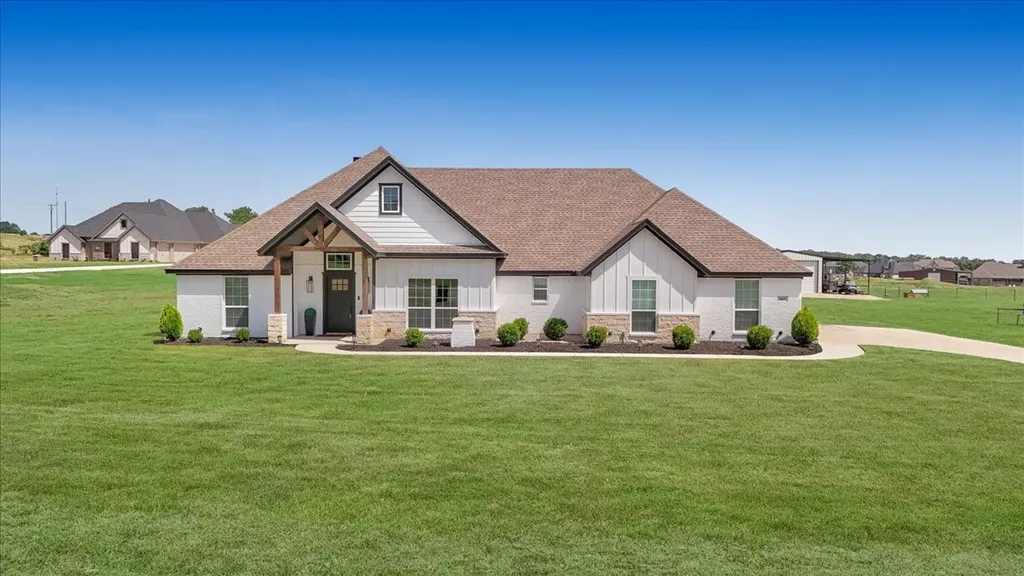 1005 Paradise Parkway Poolville TX 76487