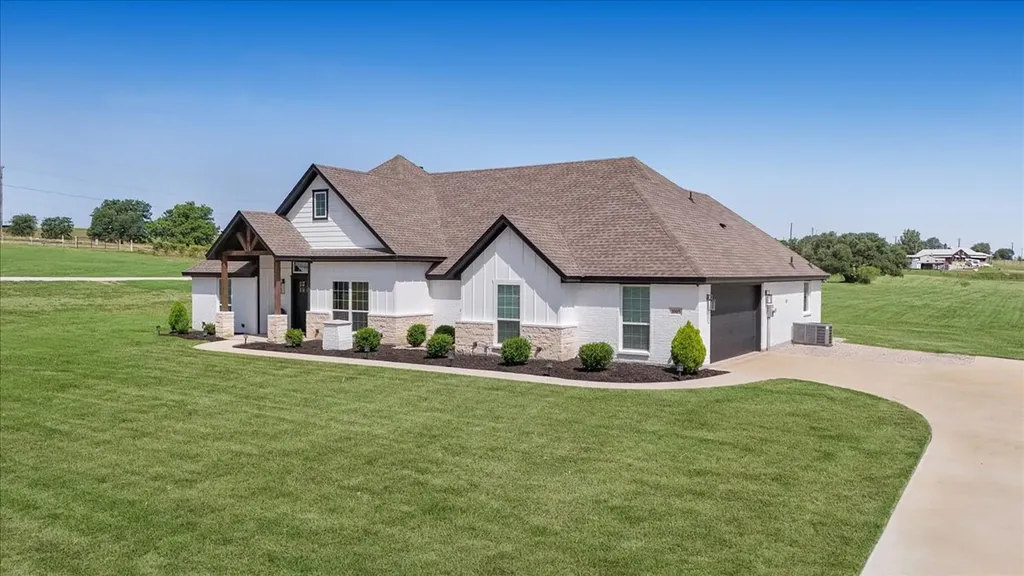 1005 Paradise Parkway Poolville TX 76487