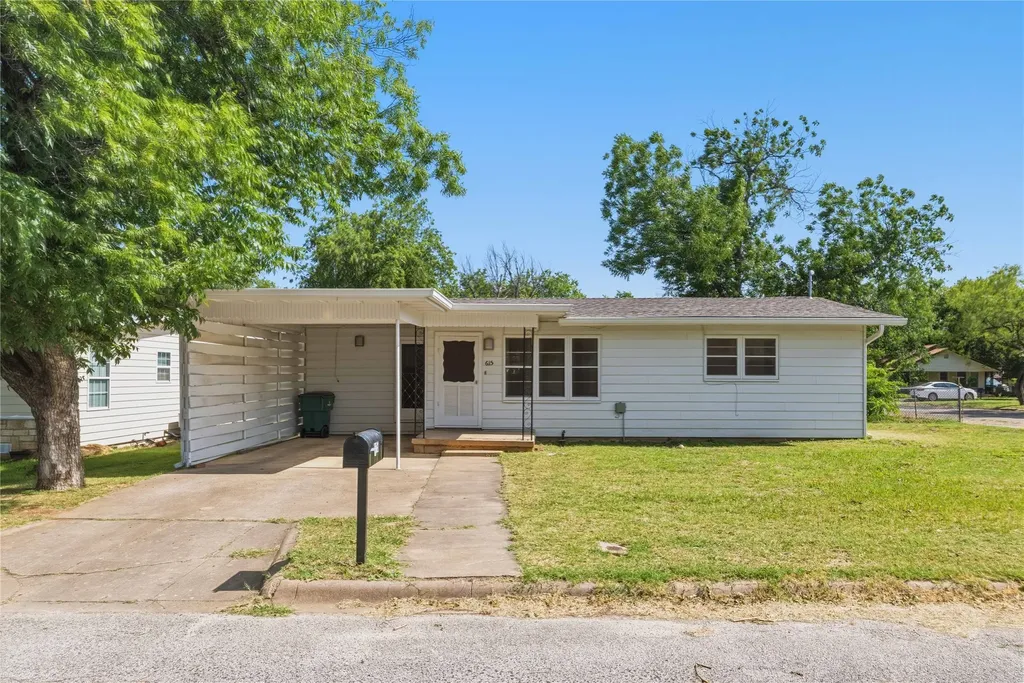 615 E 10th Street Coleman TX 76834