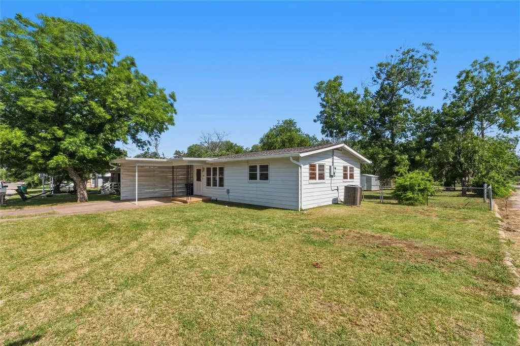 615 E 10th Street Coleman TX 76834