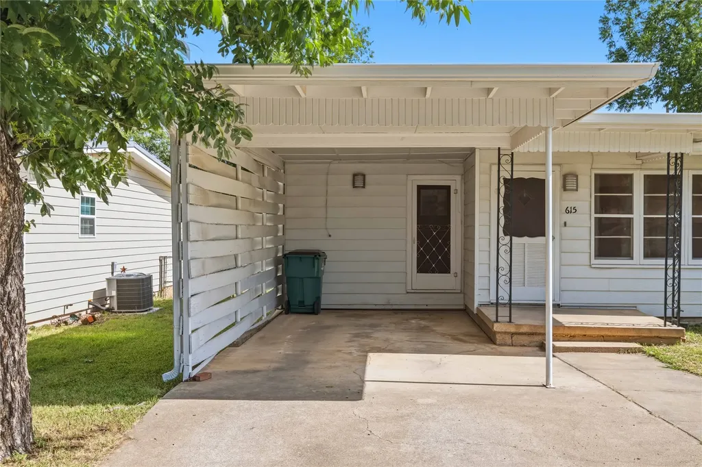 615 E 10th Street Coleman TX 76834