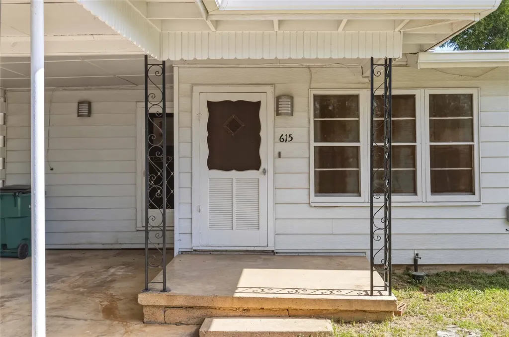 615 E 10th Street Coleman TX 76834