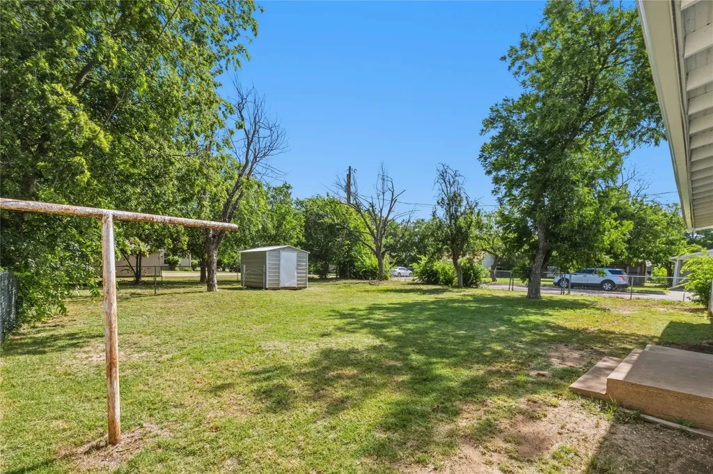 615 E 10th Street Coleman TX 76834
