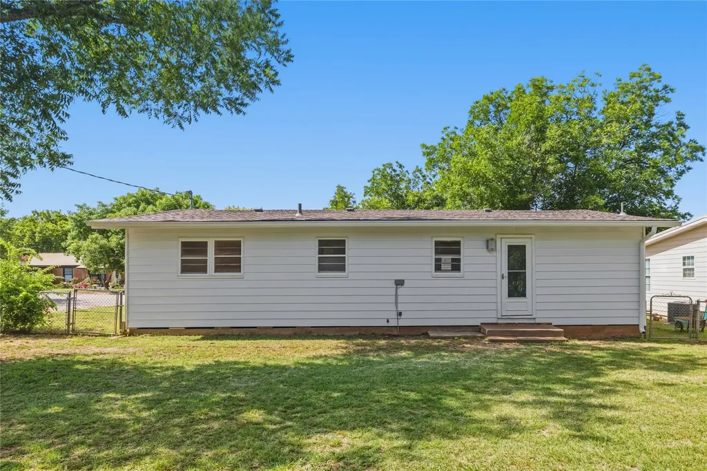 615 E 10th Street Coleman TX 76834