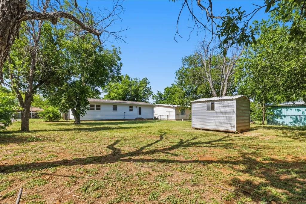 615 E 10th Street Coleman TX 76834