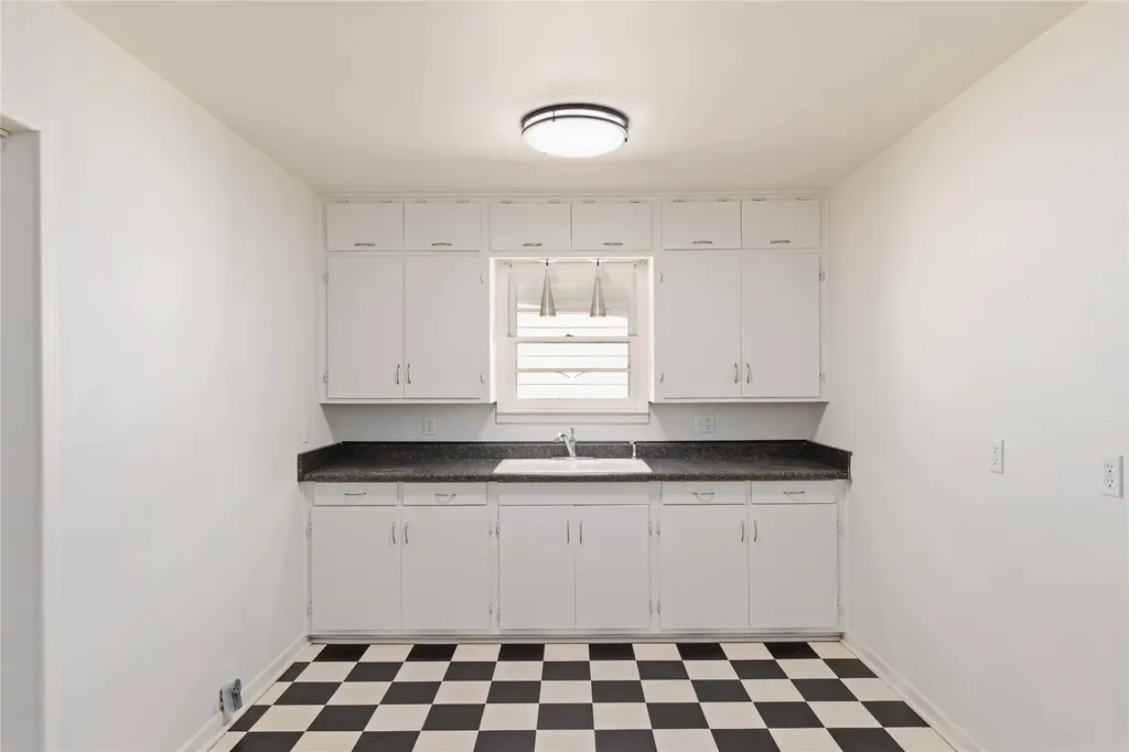 615 E 10th Street Coleman TX 76834