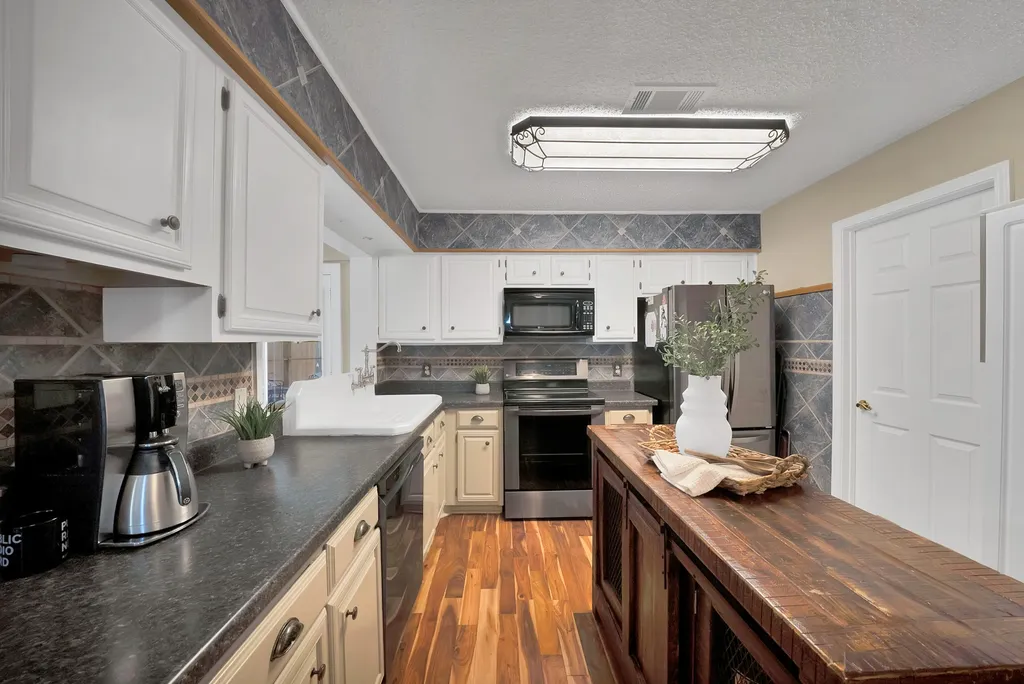 600 Mountain Laurel Lane Bedford TX 76021