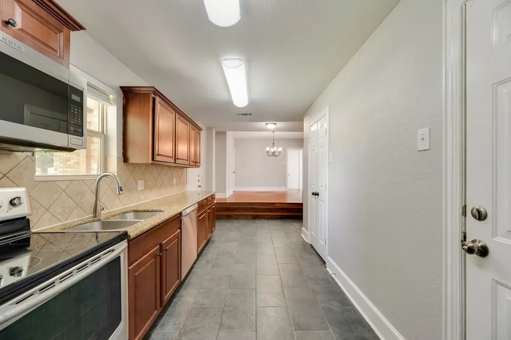 604 Casa Linda Street Ennis TX 75119