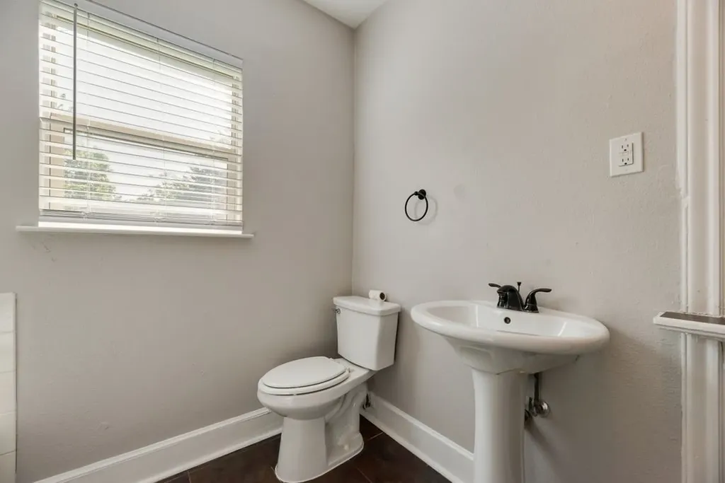 604 Casa Linda Street Ennis TX 75119