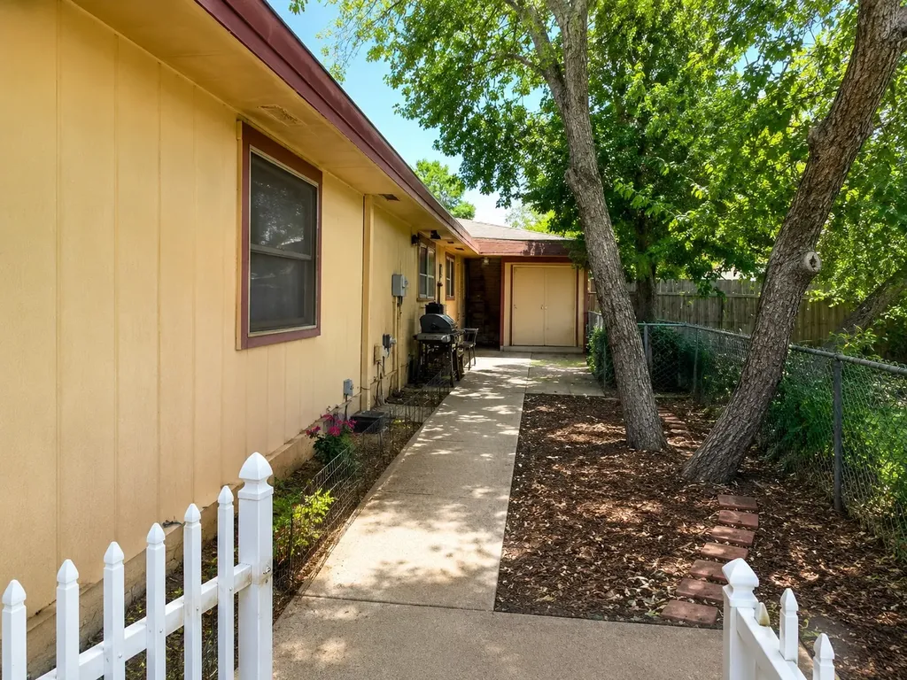 422 17th Street Grand Prairie TX 75051