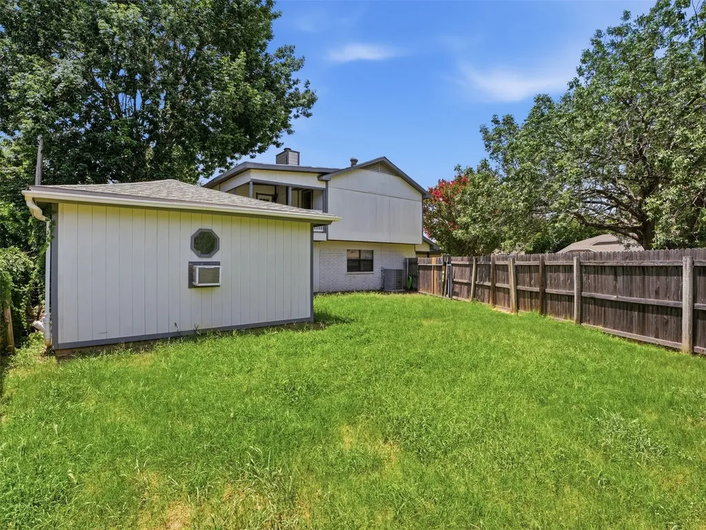 6205 Fernwood Drive Arlington TX 76001