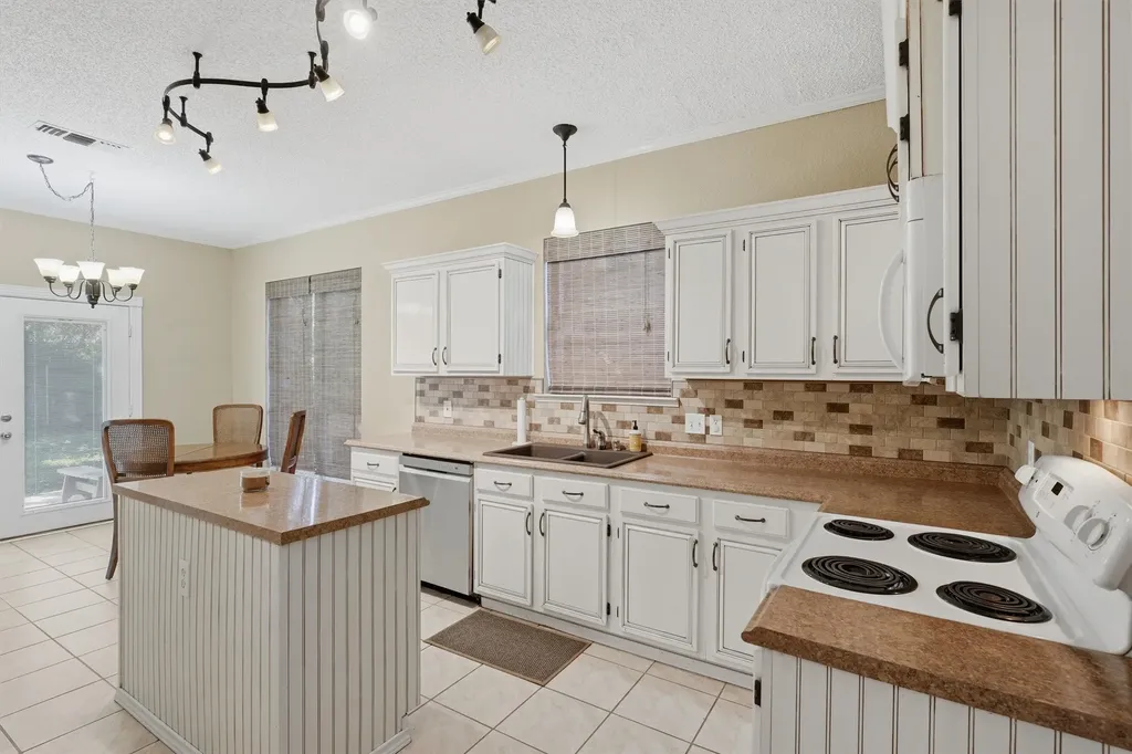 609 Carette Drive Fort Worth TX 76108