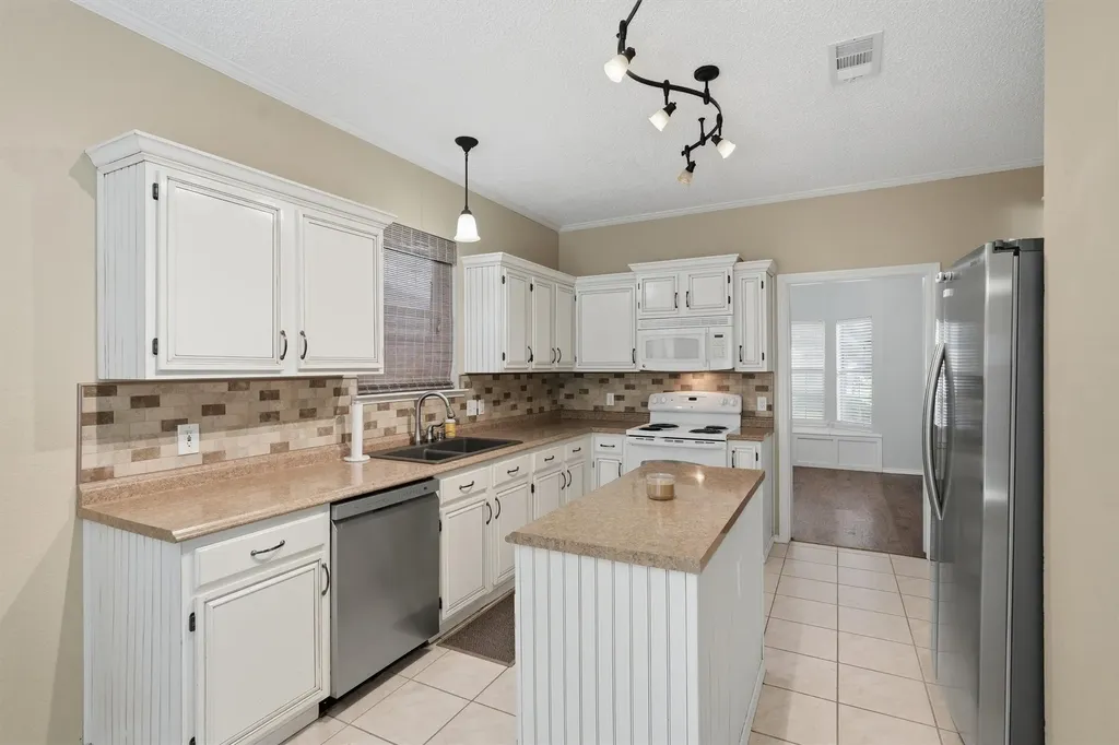 609 Carette Drive Fort Worth TX 76108