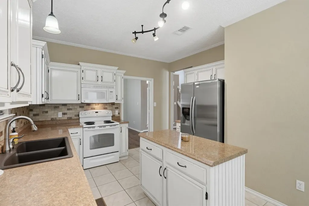 609 Carette Drive Fort Worth TX 76108