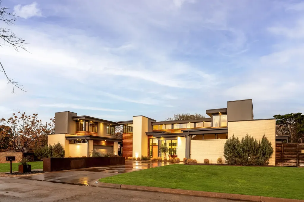 Dallas TX, 9360 Lakemont Drive