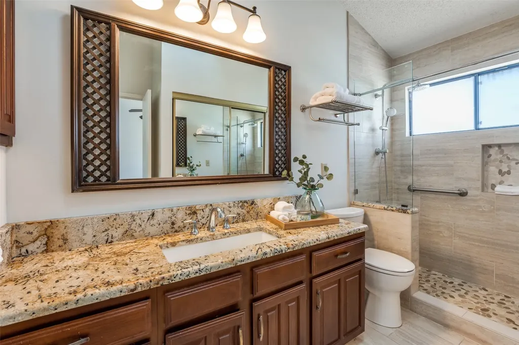17490 Meandering Way Dallas TX 75252