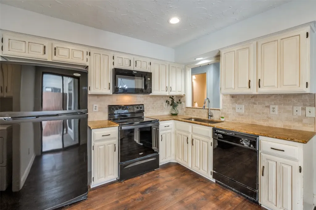 17490 Meandering Way Dallas TX 75252