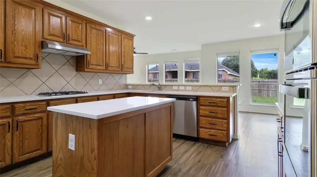 1106 Eastbrook Glenn Heights TX 75154