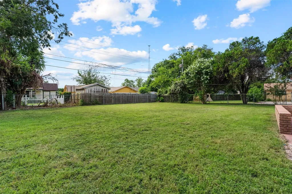1813 King Cole Drive Waco TX 76705