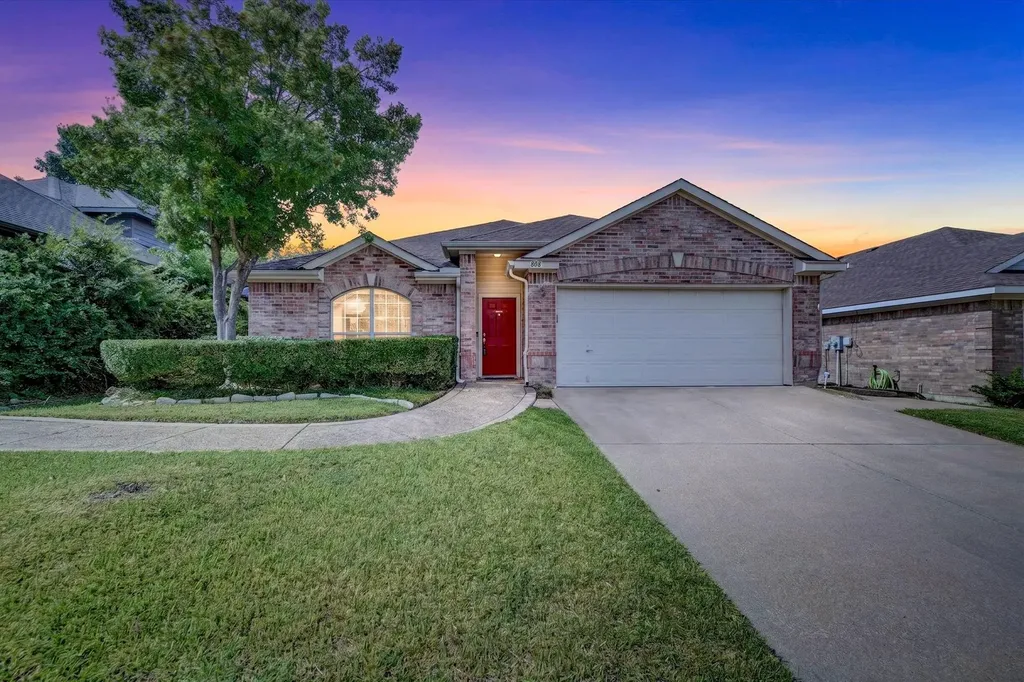 808 Silverbrook Drive Saginaw TX 76179