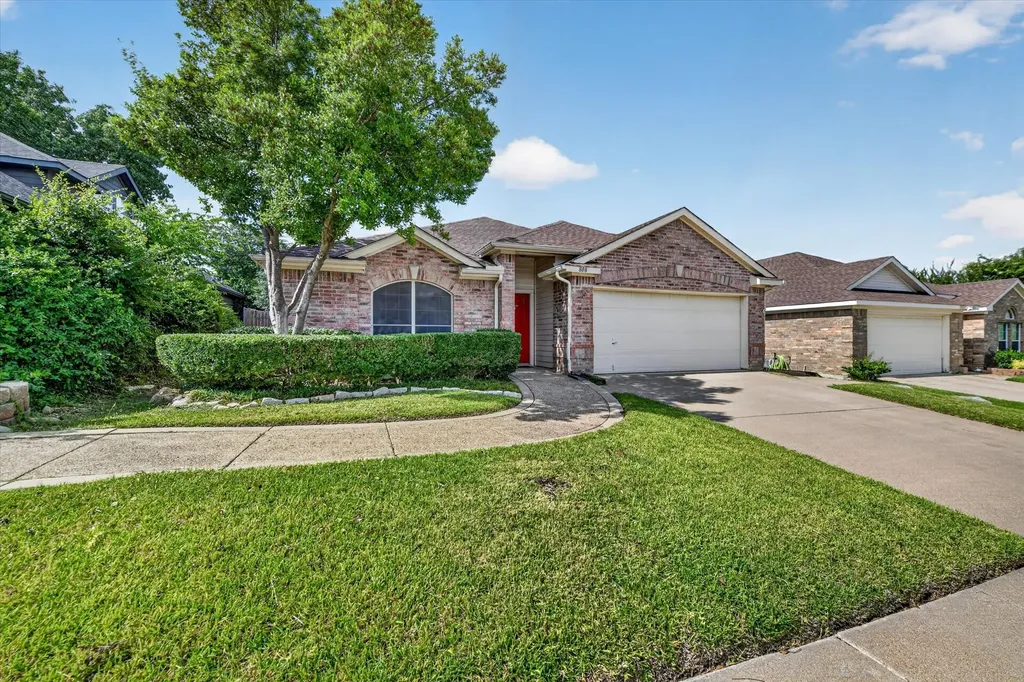 808 Silverbrook Drive Saginaw TX 76179