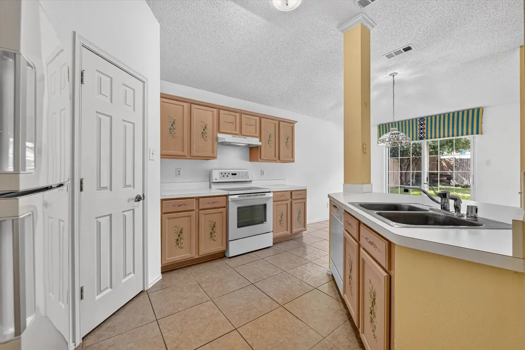 808 Silverbrook Drive Saginaw TX 76179