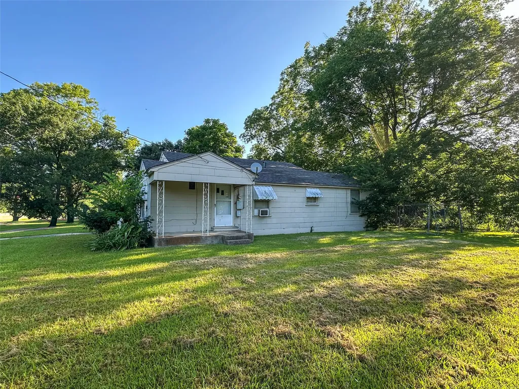 1105 S Donoho Street Clarksville TX 75426