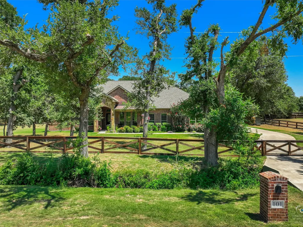 101 Sandlin Court Springtown TX 76082