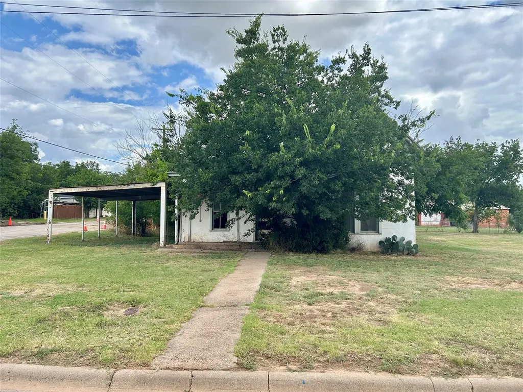 916 W Mesquite Street Coleman TX 76834