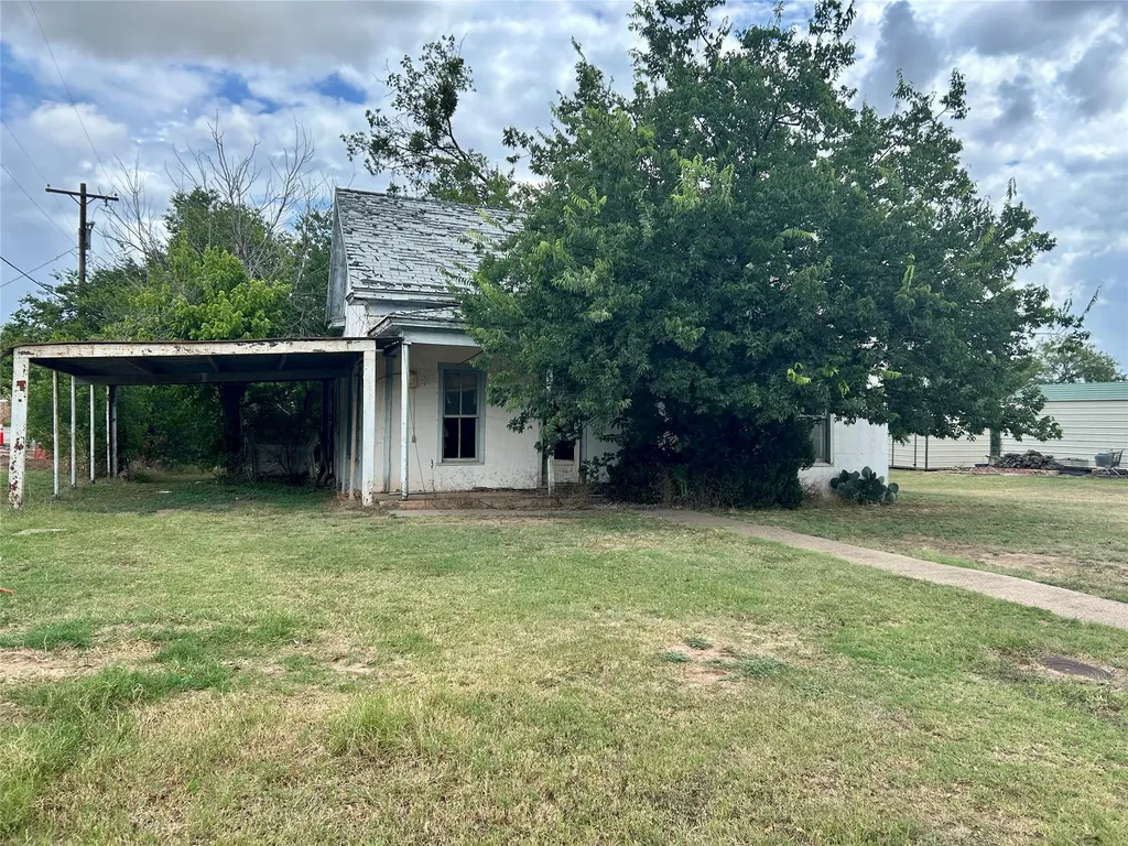 916 W Mesquite Street Coleman TX 76834