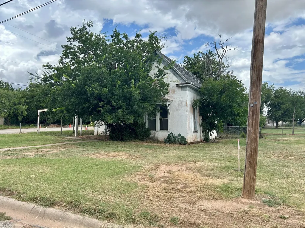 916 W Mesquite Street Coleman TX 76834