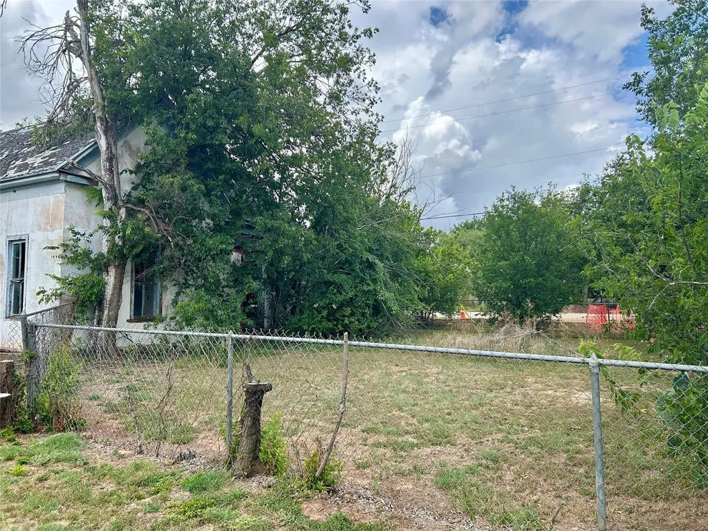 916 W Mesquite Street Coleman TX 76834