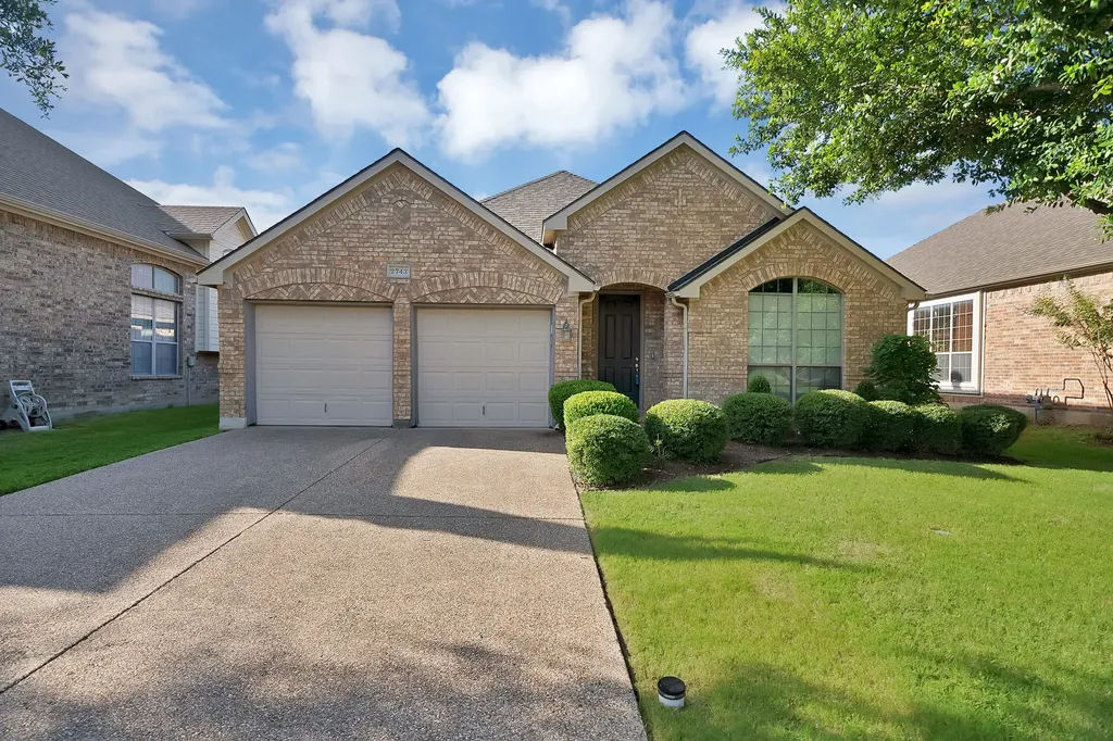 2743 Waterway Drive Grand Prairie TX 75054