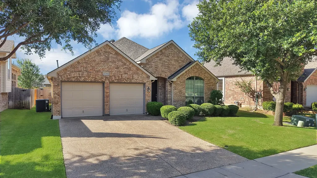 2743 Waterway Drive Grand Prairie TX 75054