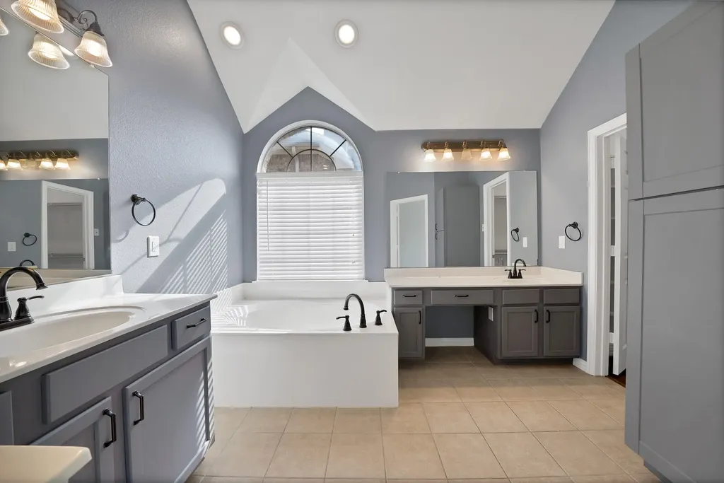 2743 Waterway Drive Grand Prairie TX 75054