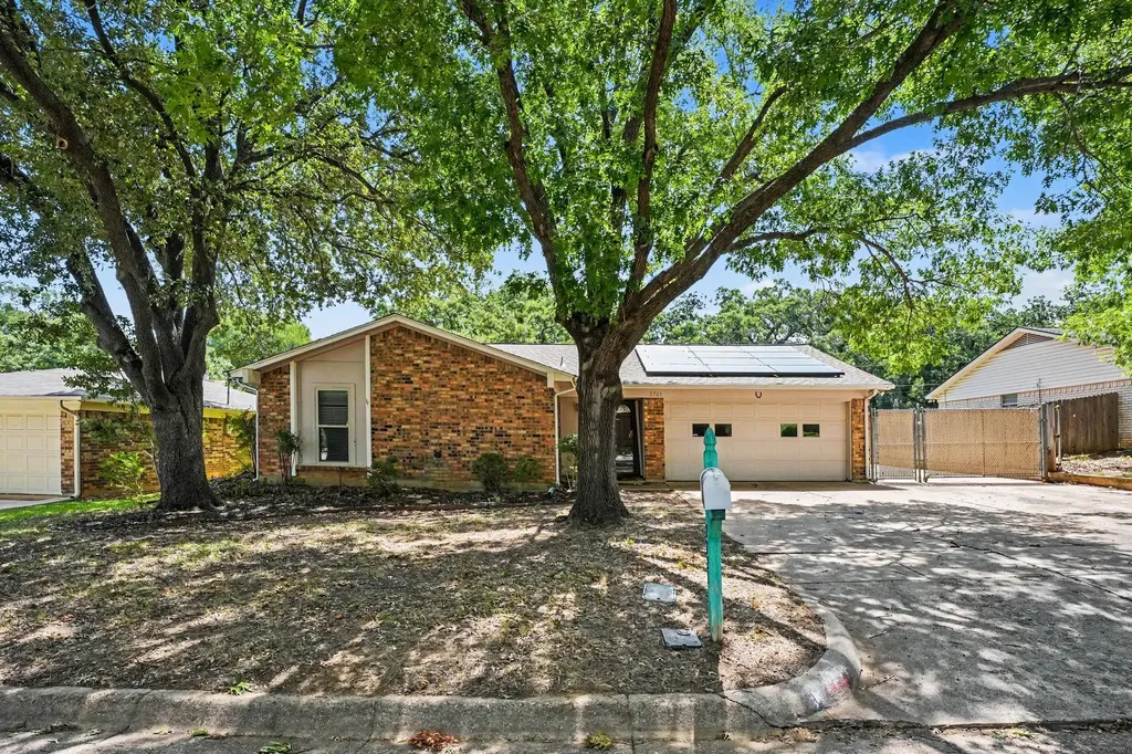 2721 Lucas Drive Arlington TX 76015