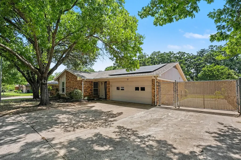 2721 Lucas Drive Arlington TX 76015